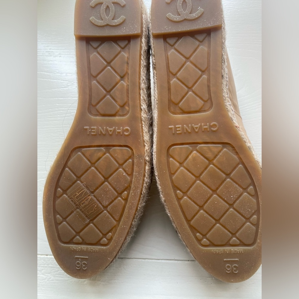 CHANEL Beige and Black Leather Espadrille Flats with CC Logo - Picture 4 of 6